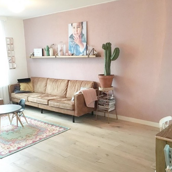 binnenkijken roze muur woonkamer