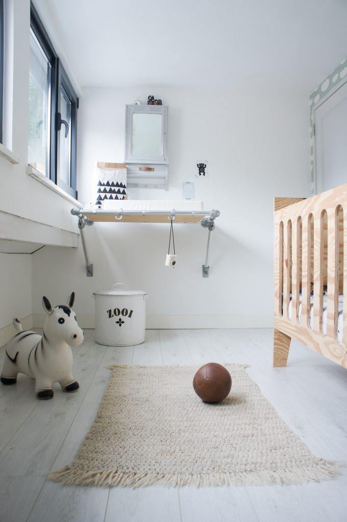 DIY interieur babykamer zelf maken commode 