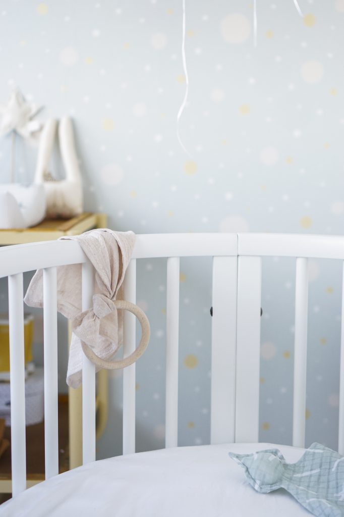 Babykamer binnenkijken scandinavisch wonen stokke sleepi