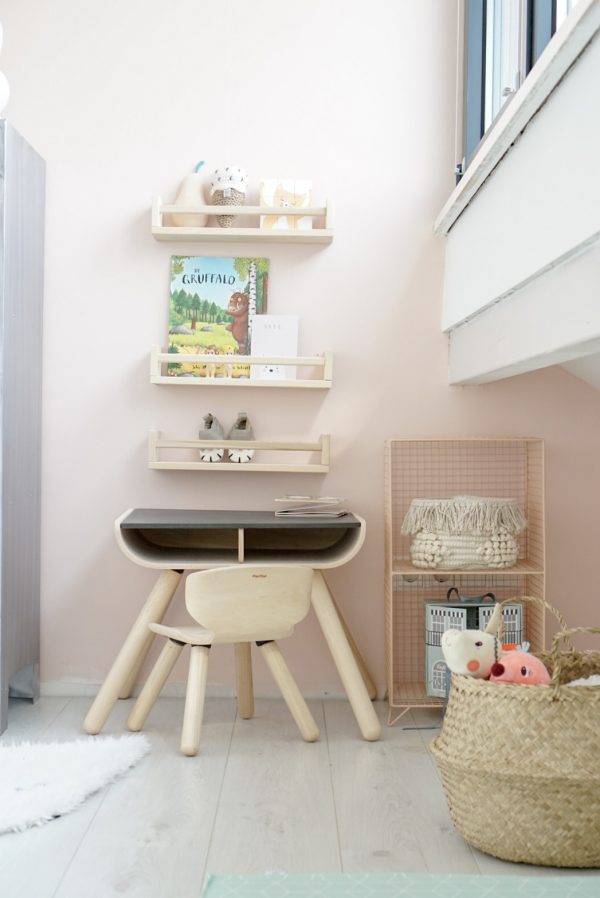 Bureau stoel plan toys ikea kruidenrekjes roze muur draadkast kidsdepot