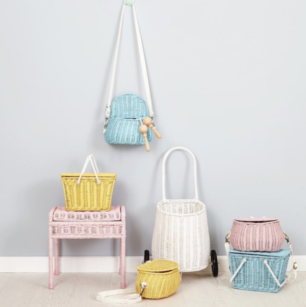kleurrijk rotan kinderkamer babykamer meubels trolley mandje roze pastel geel blauw kinderkamertrends