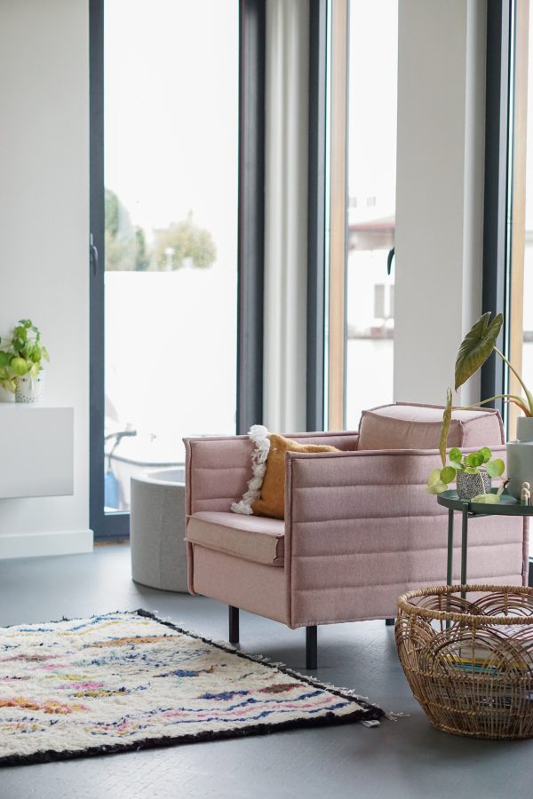 roze fauteuil modern wonen