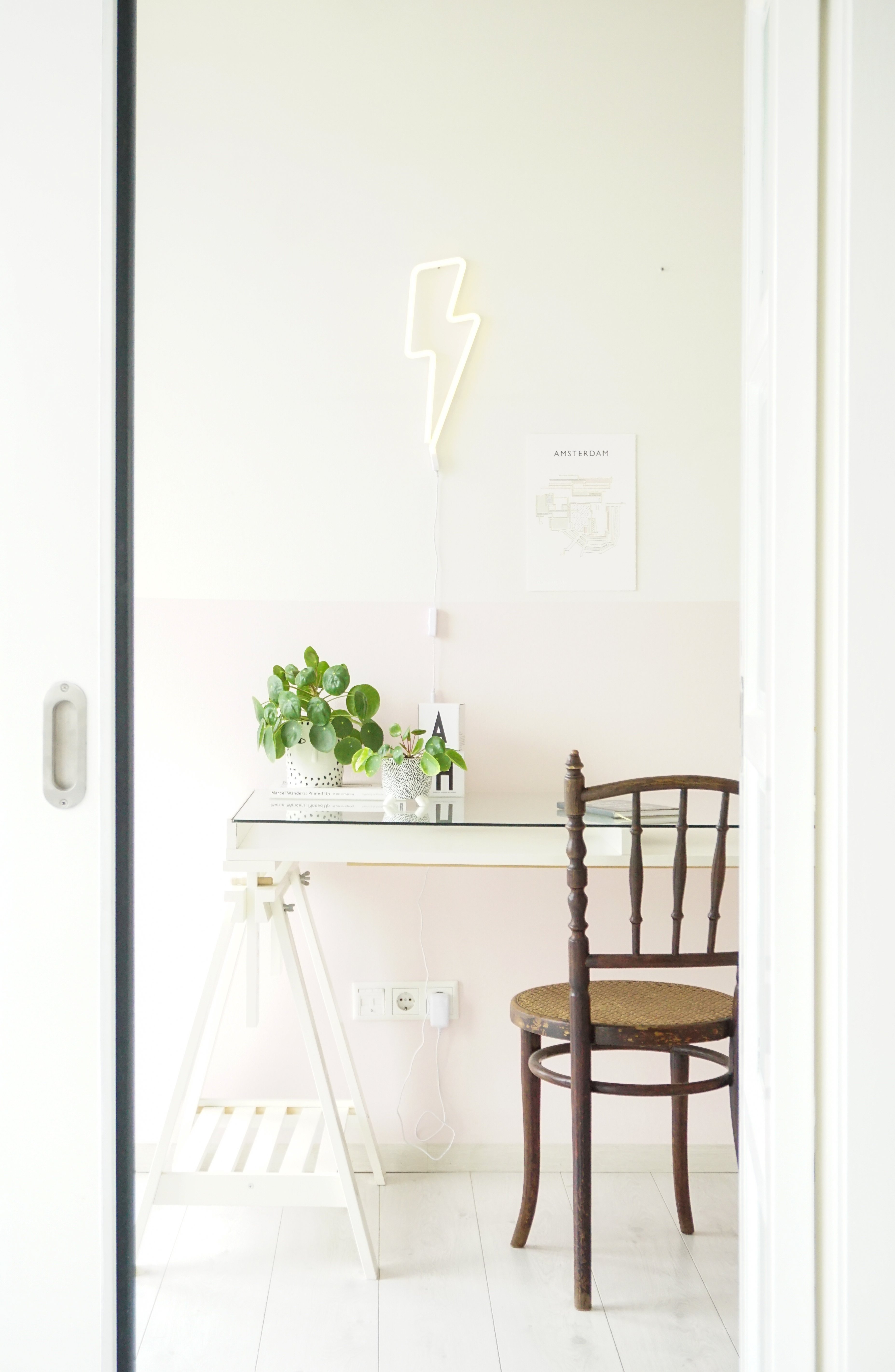Thuiswerkplek inspiratie met een roze lambrisering op de muur!