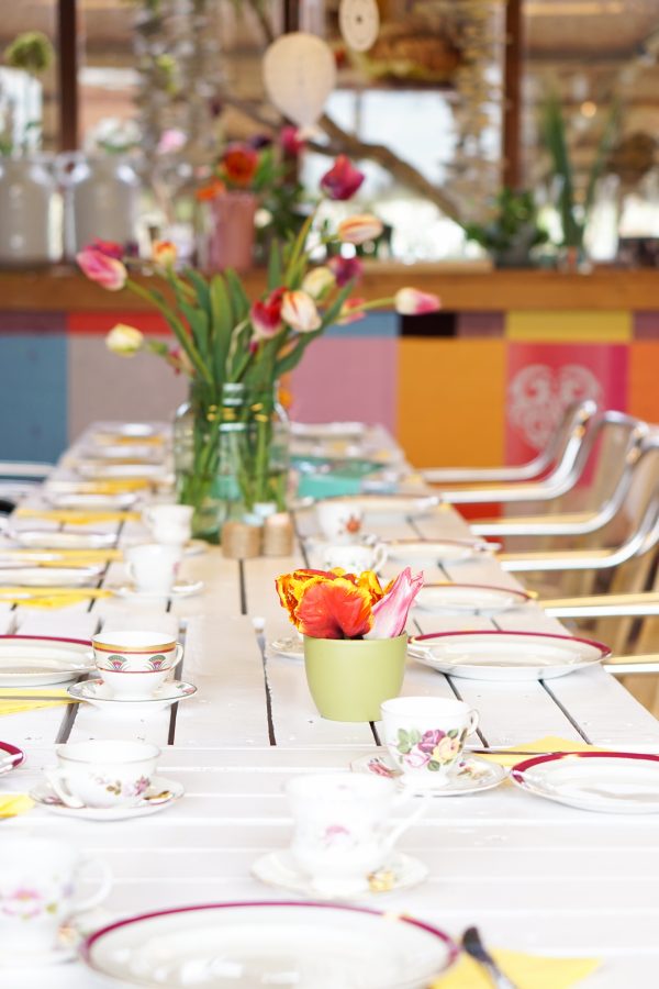 prachtige tafelsetting witte tafel kleurrijke tulpen pluktuin babyshower