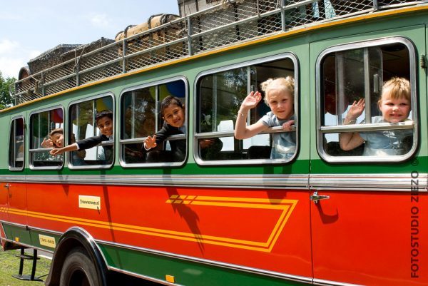 colombiaanse traditionele bus vervoer daggasten bruiloft