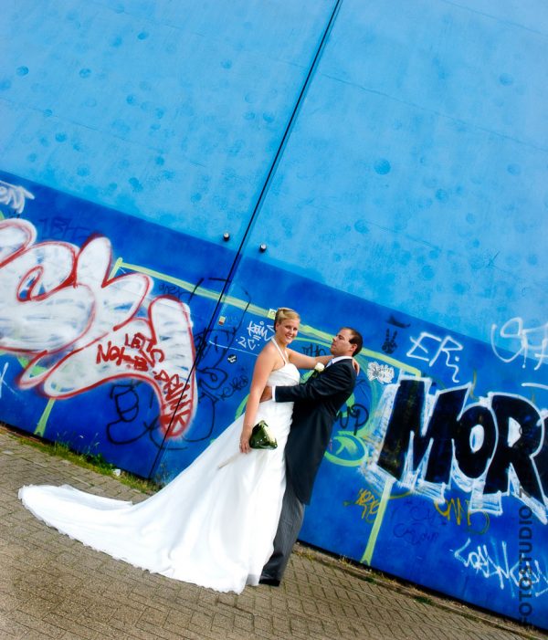 blauwe deuren loods ndsm trouwfoto bruid bruidegom amsterdam noord
