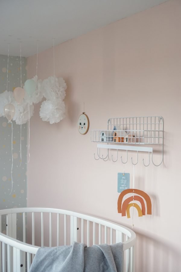 roze muur babykamer