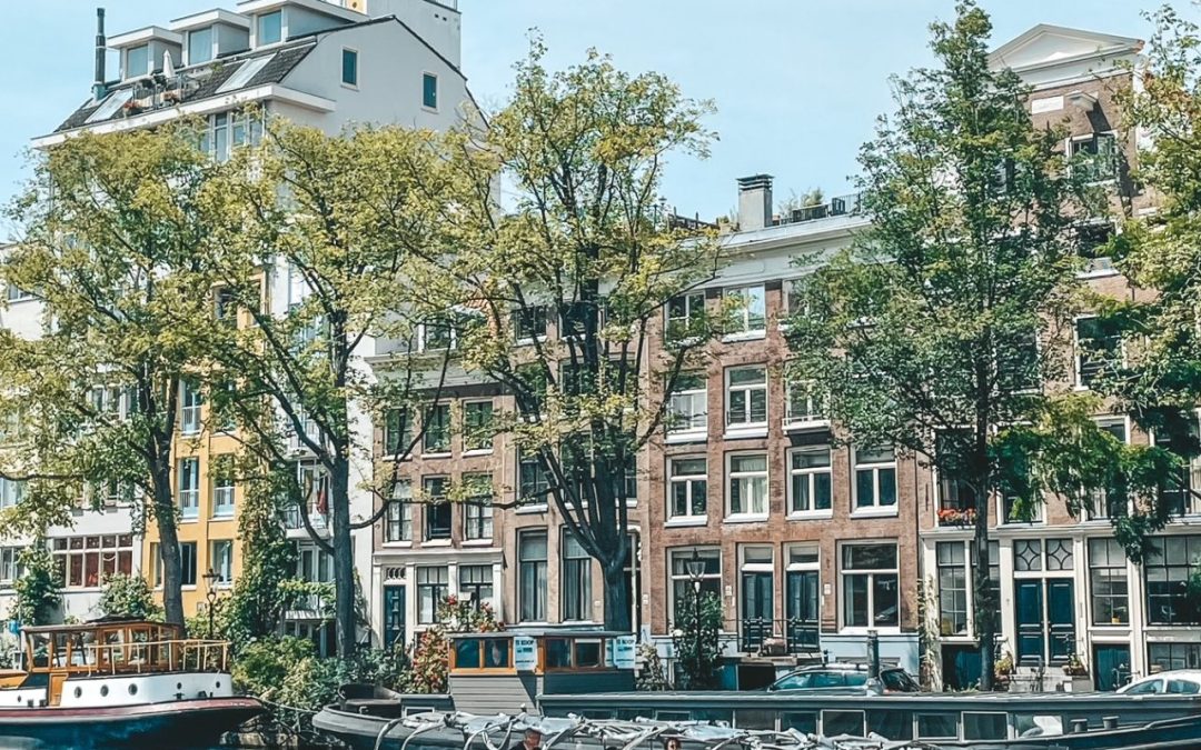 Verken Amsterdam in de zomervakantie vanaf de grachten